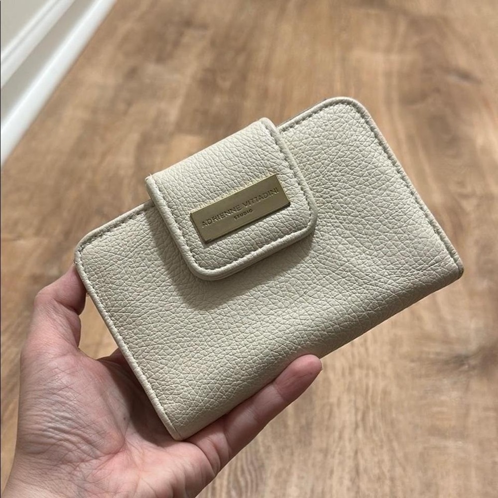 ADRIENNE VITTADINI |‎ Woman's Off White Pebble Leather Bifold Clutch Wallet